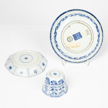 Seven pieces of blue and white Chinese porcelain, Qing Dynasty, Qianlong and Kangxi and a Transition dish, 17th Century.