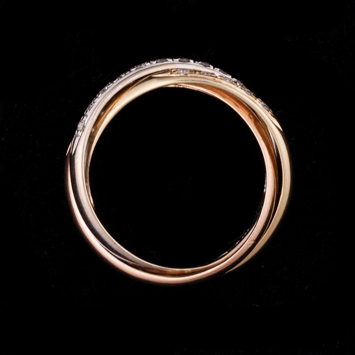 RING, 14K guld i tre färger, briljantslipade diamanter tot. ca 0,20 ct. Finska importsämplar. Vikt 4,9 g.