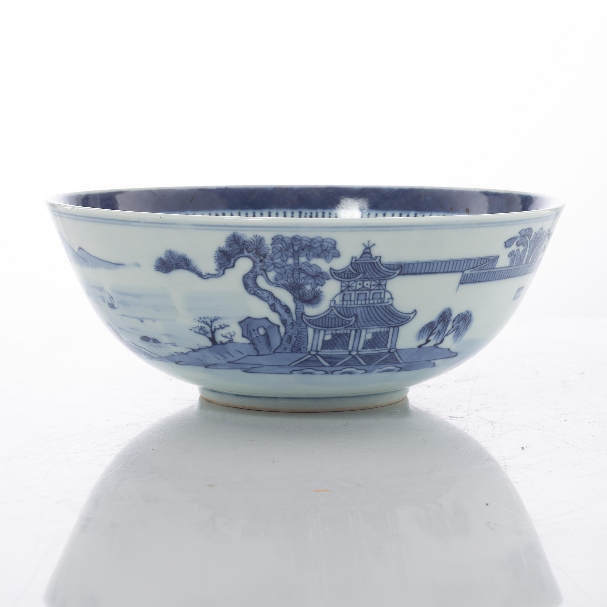 A blue and white porcelain bowl, China, Jiaqing (1796-1820).