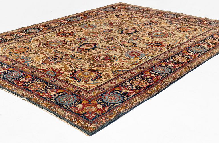 An antique Tabriz carpet, ca 354,5 x 276 cm.