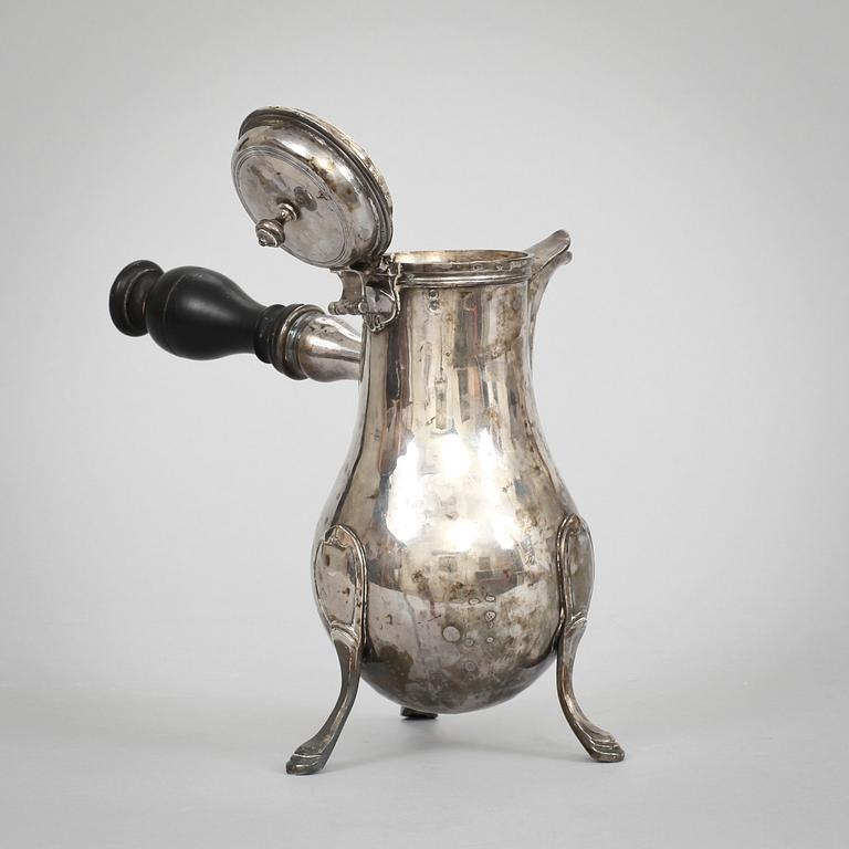 KAFFEKANNA, silver, Frankrike, 1700-talets andra hälft. Vikt 450 g.