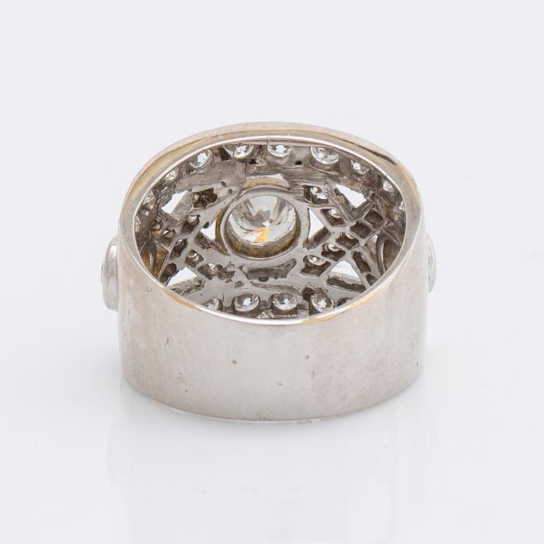 DIAMOND RING 18K whitegold with brilliant-cut diamonds approx 1,5 ct in total.