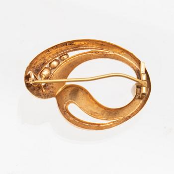 An 18K gold brooch with cultured pearls.
