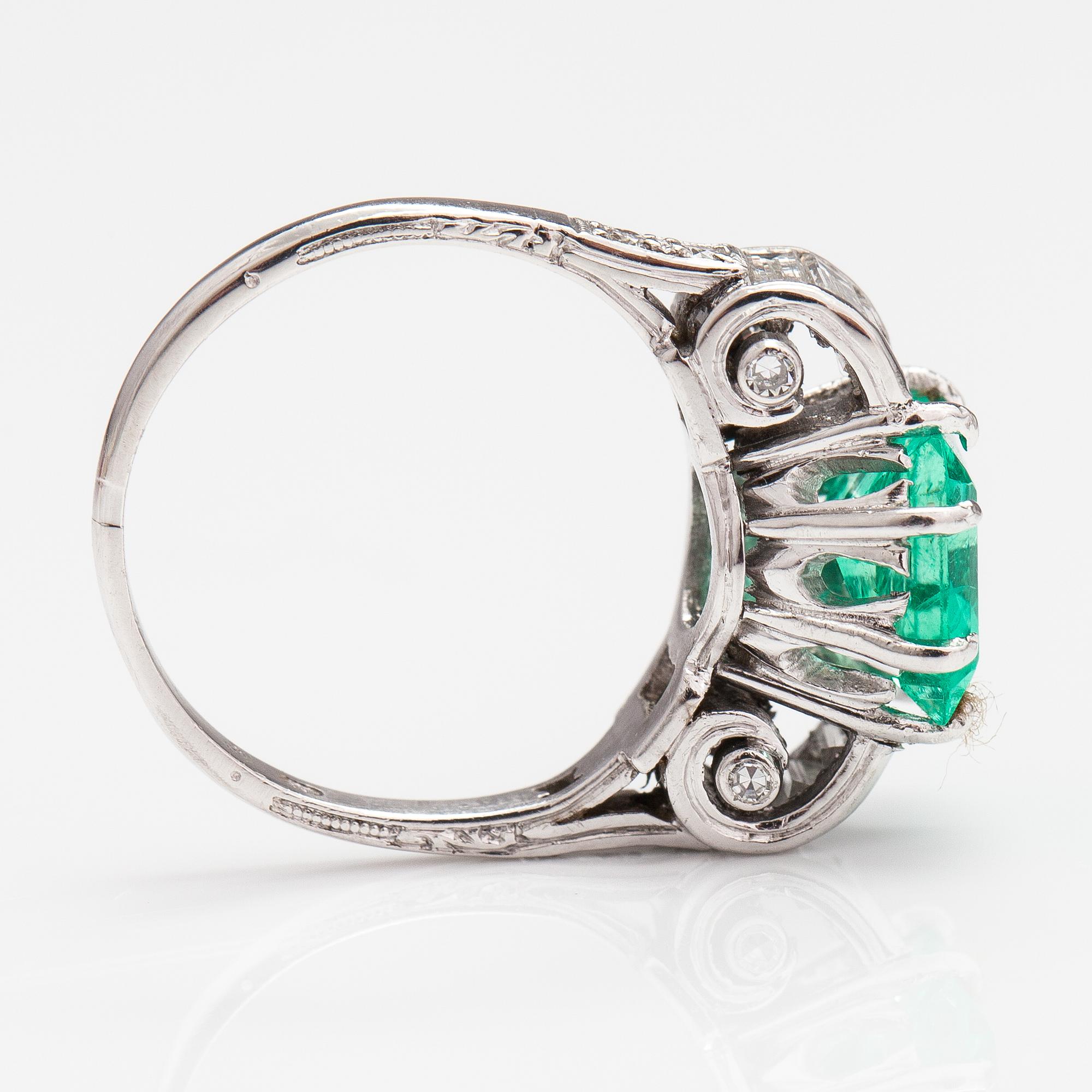 SORMUS, platinaa, smaragdi n. 1.90 ct ja timantteja n. 0.35 ct yht.