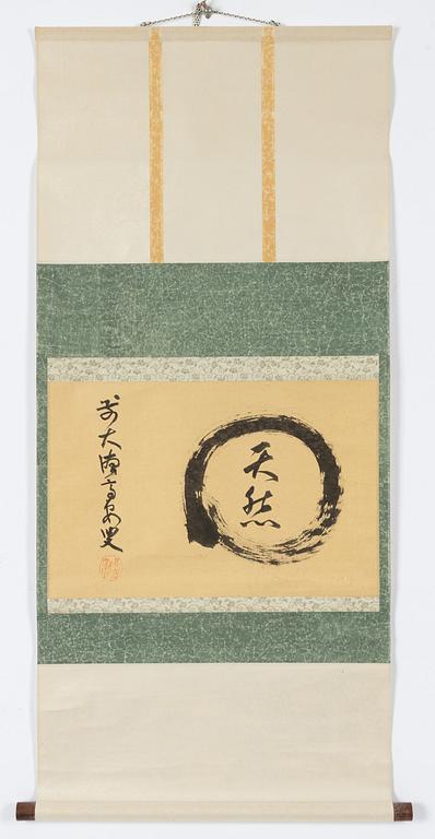 Rullmålning, tusch på papper. Japan, ca 1910-20, sen Meiji/tidig Taisho.