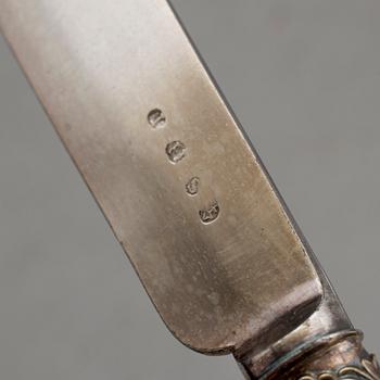 BESTICKUPPSÄTTNING, i schatull, nysilver och pärlemor, 1800-talets slut.