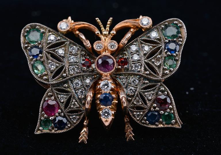 A BROOCH, sapphires, rubies, emeralds, brilliant cut diamonds c. 0.5 ct. 14K gold, weight 8 g.