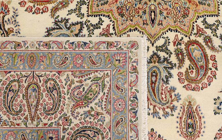 A Kirman Laver carpet, approx. 367 x 267 cm.