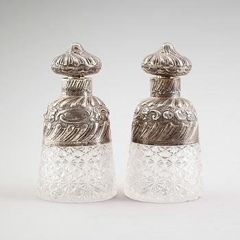 FLAKONGER, 1 par, glas och silver, viktorianska,  London 1886.