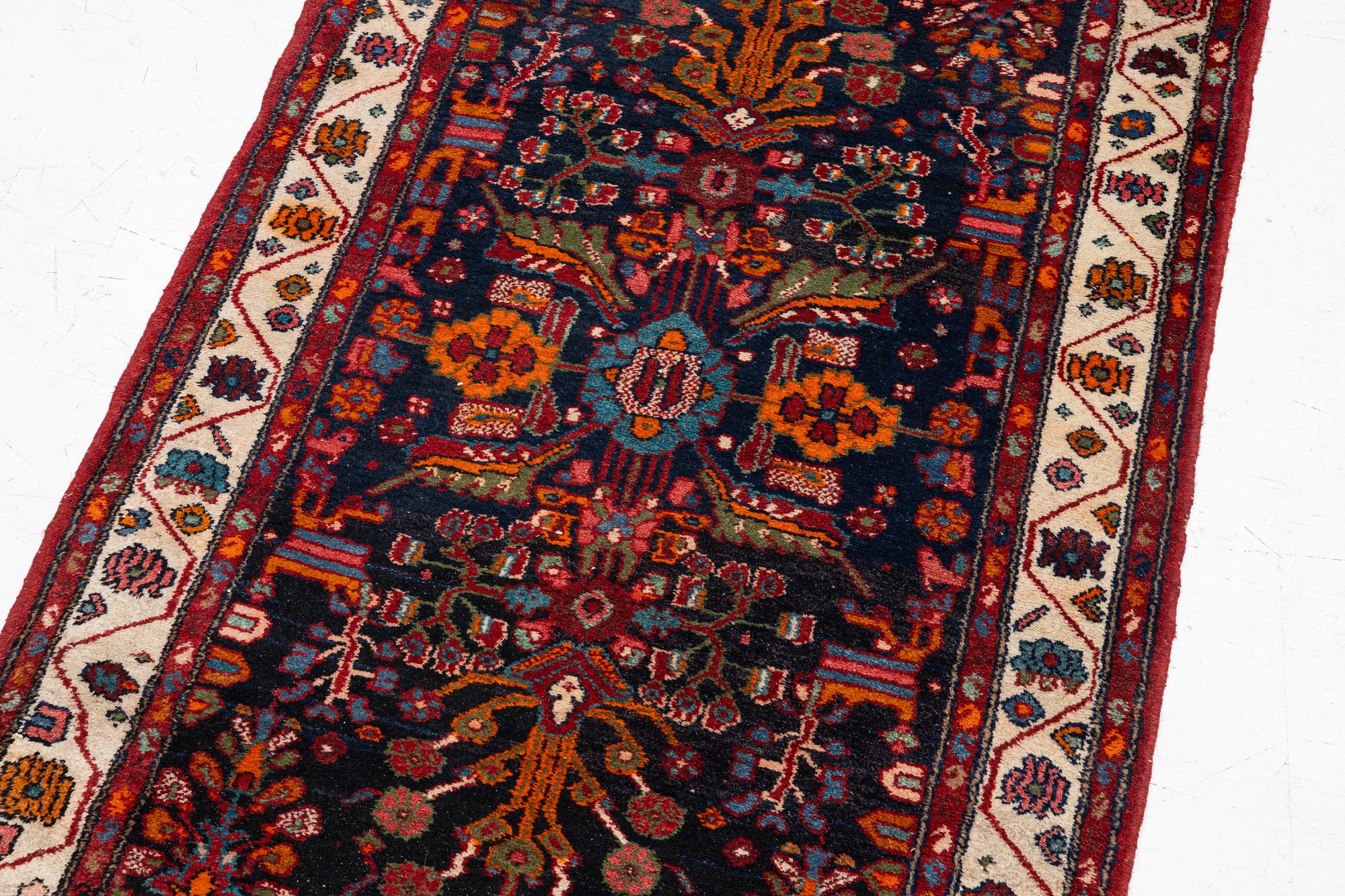 A semi-antique Hamadan runners carpet, 290 x 100 cm.