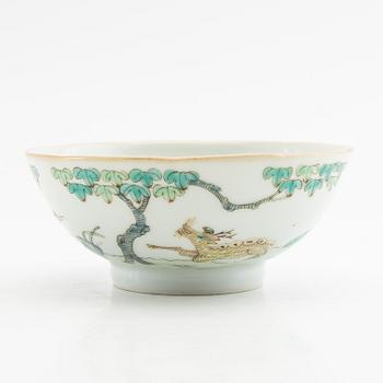 A small Chinese bowl, late Qing dynasty/early 20th century.