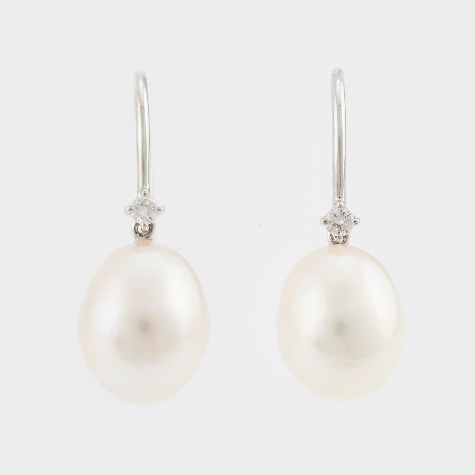 Örhängen 18K vitguld med odlade sötvattenspärlor och briljantslipade diamanter.