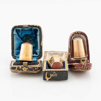Fingerborgar 2 st av 18K guld och 1 st 14K guld.