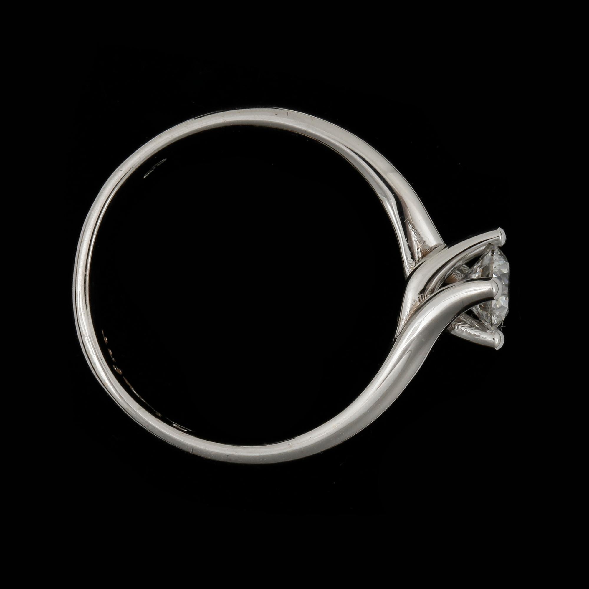 RING, 18k vitguld med briljantslipad diamant ca 0,41 ct. Vikt ca 3,4 gram.