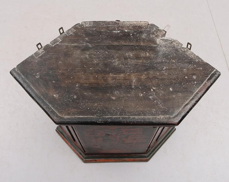 HÖRNHÄNGSKÅP, allmoge, 1700-/1800-tal.