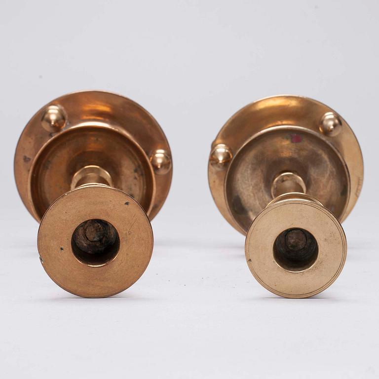 LJUSSTAKAR, 2 st, mässing, tillverkningsstämplar Judin och Pimonov, Ryssland, 1800-talets slut.