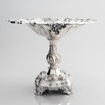 Gustaf Möllenborg, uppsatsskål på fot, silver, Stockholm 1848. Nyrokoko.