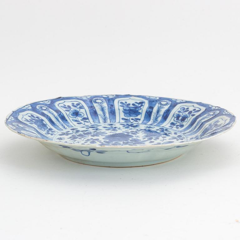 A Chinese blue and white dish, Qing dynasty, Kangxi (1662-1722).