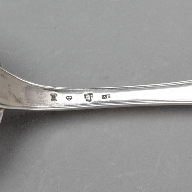 DESSERTSKEDAR samt STRÖARE, silver, bland annat Mikael Åström (1764-91). Vikt ca 500 g.