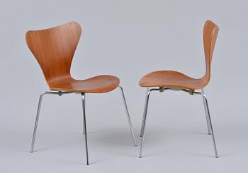 Arne Jacobsen, A SET OF SIX CHAIRS.