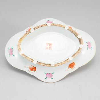 A group of three famille rose bowls and a dish, late Qing dynasty, circa 1900.