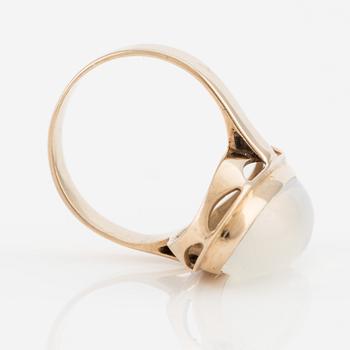 Ring, 18K gold with cabochon-cut moonstone.