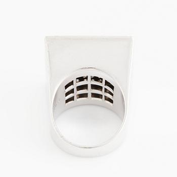 Sigurd Persson, an 18K white gold ring set with round brilliant-cut diamonds, Stockholm 1974, executed by Wolfang Gessl.