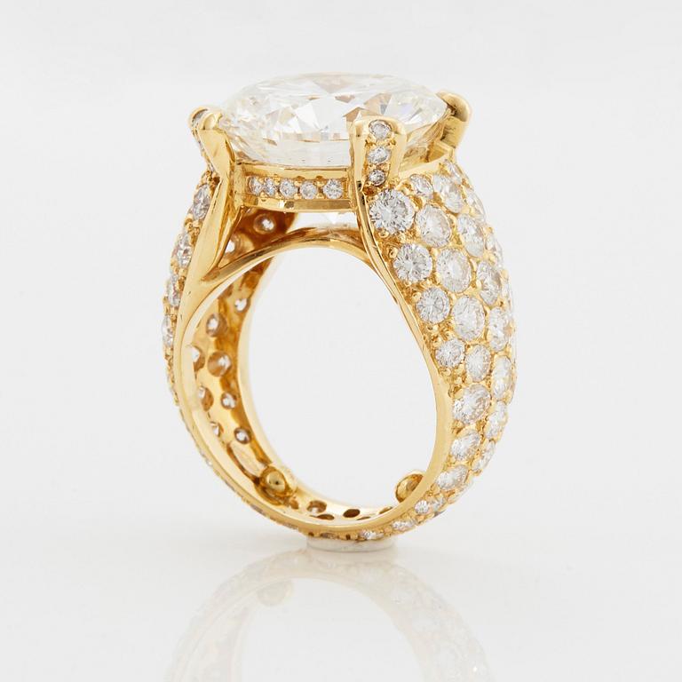 Ring 18K guld med en rund briljantslipad diamant 10.08 ct G vs2.