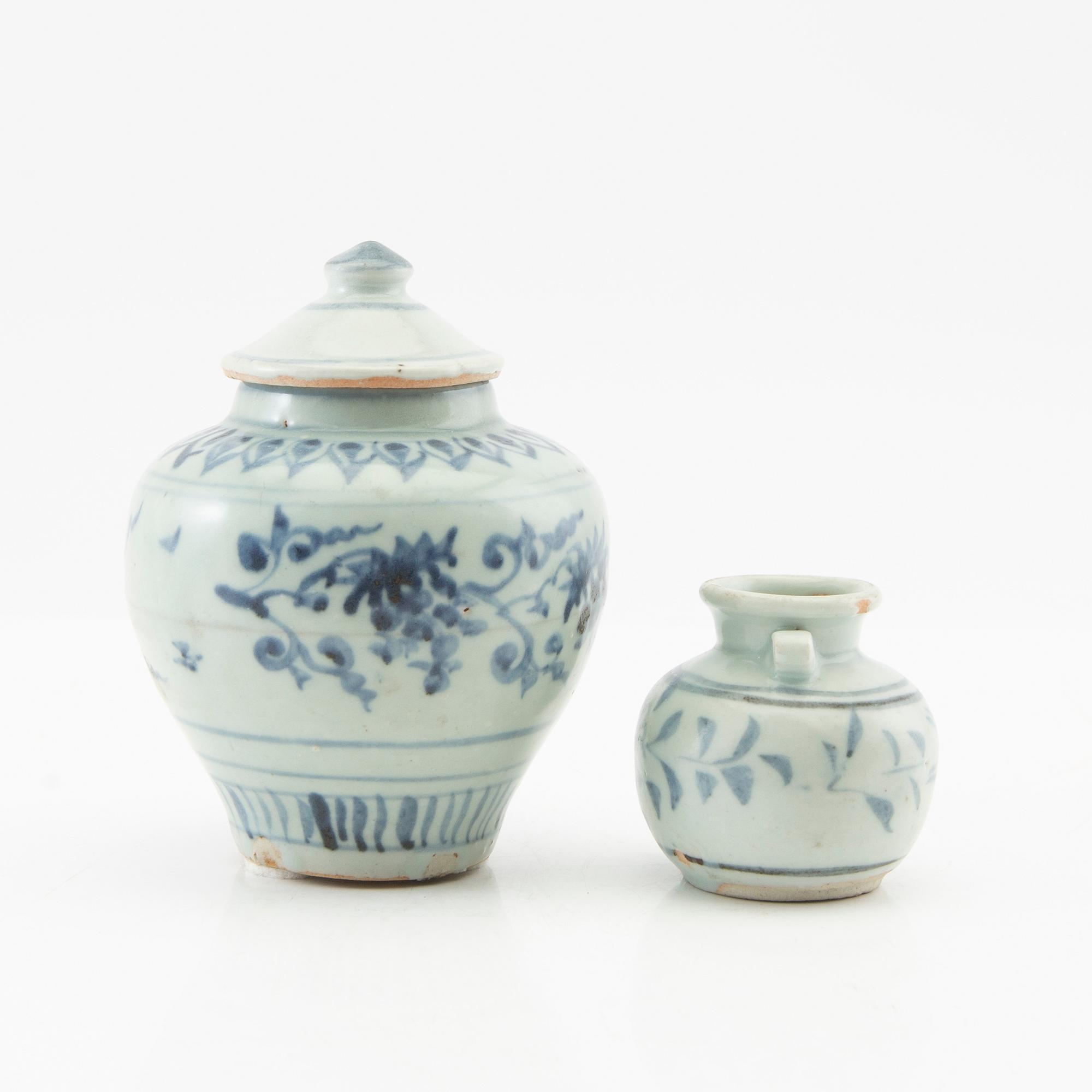 Lockurna samt urna, Kina , 1500-/1600-tal porslin.