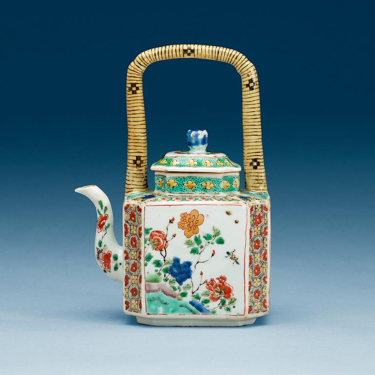 A famille verte tea pot with cover, Qing dynasty, Kangxi (1662-1722).