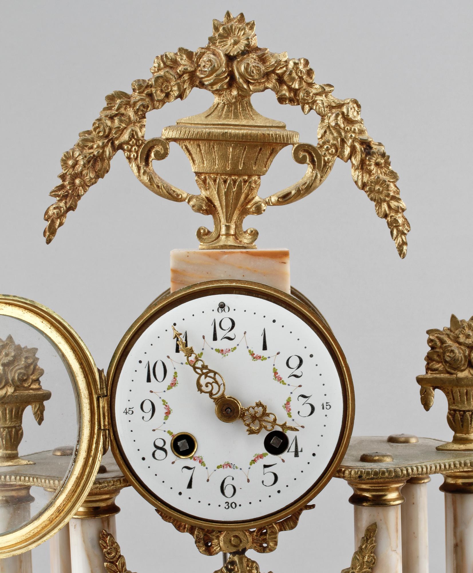 BORDSPENDYL, Louis XVI-stil, omkring 1900.