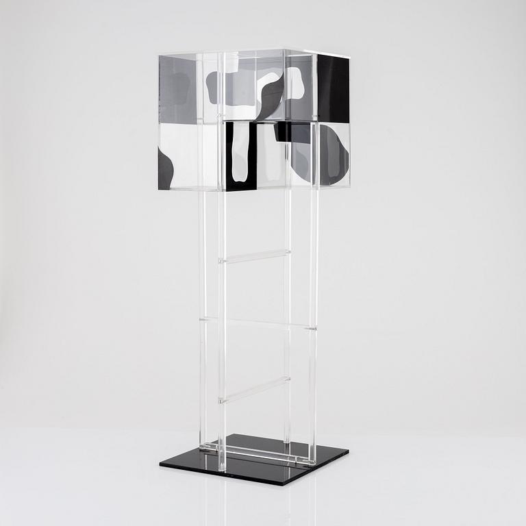 Gösta Wallmark, skulptur, plexiboxar och pinnar. Klarglas och svart.