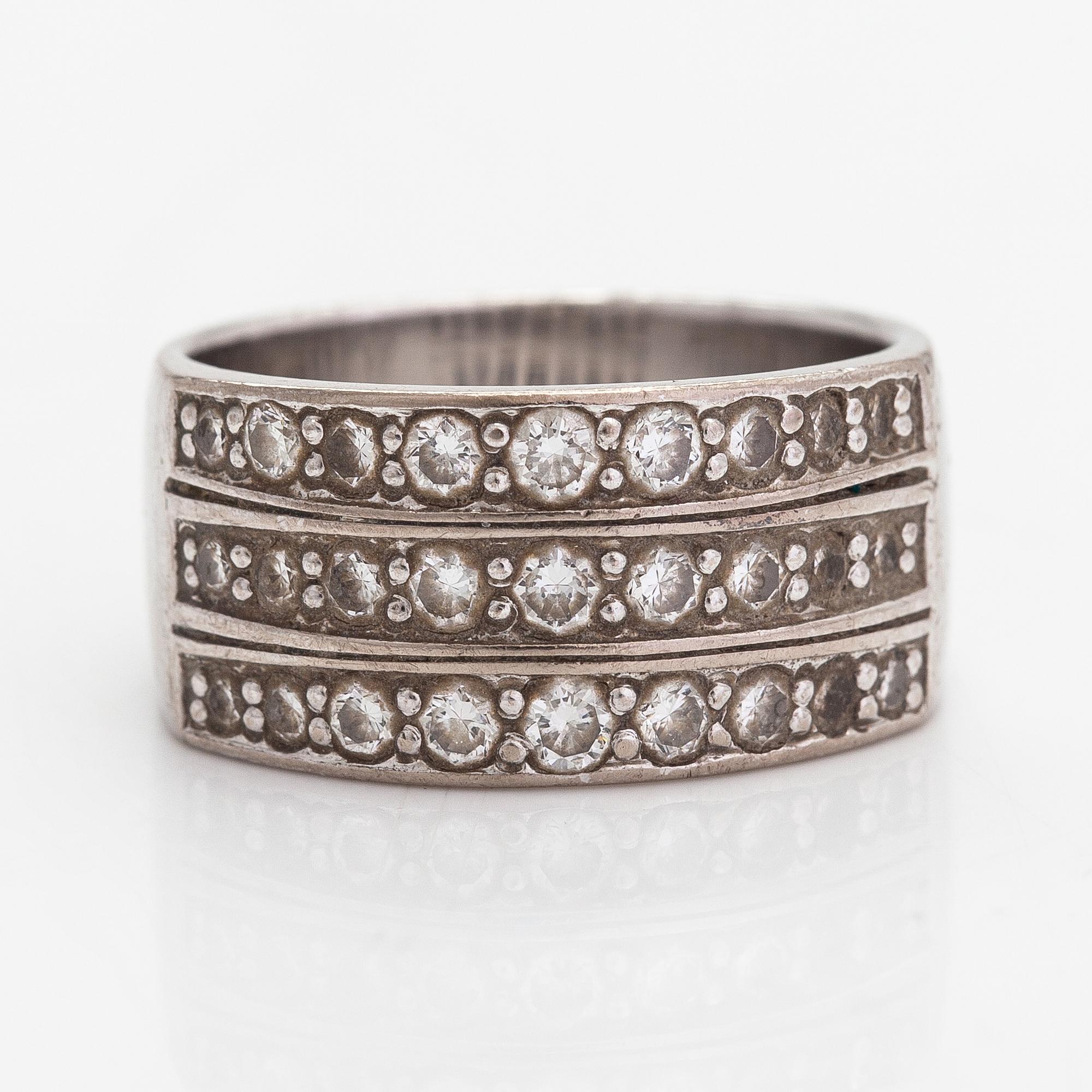 Sormus, 18K valkokultaa ja timantteja n. 0.50 ct yht. Kultasepänliike Esko Lindroos, Helsinki 2011.