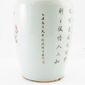 A Chinese vase, 20th century.