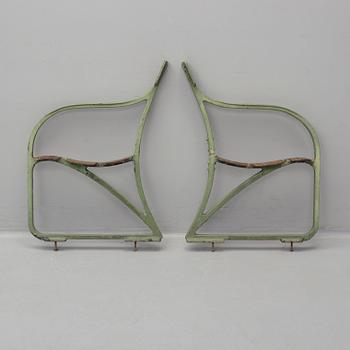 FOLKE BENSOW, gavlar till trädgårdssoffa, ett par, Näfveqvarns Bruk, 1900-talets första hälft.