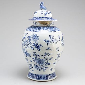 A large blue and white export vase with cover, Qing dynasty, Qianlong (1736-95).