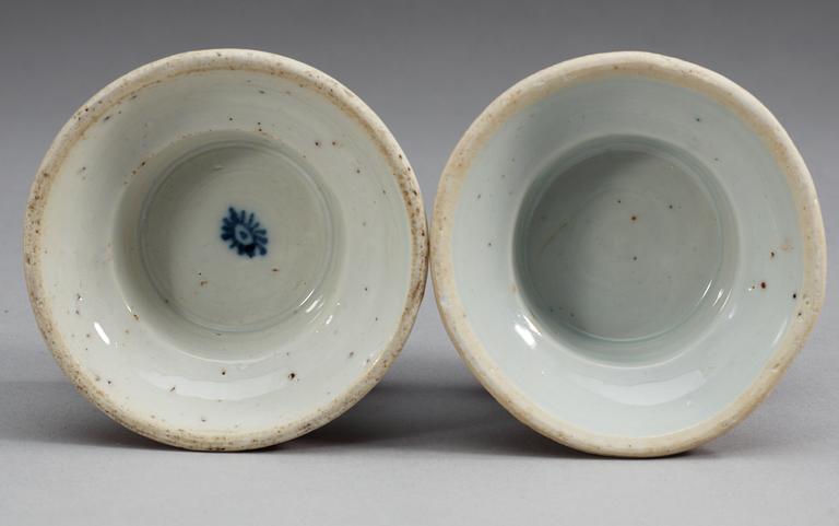 SALTKAR, ett par, porslin. Qing dynastin, Kangxi (1662-1722).