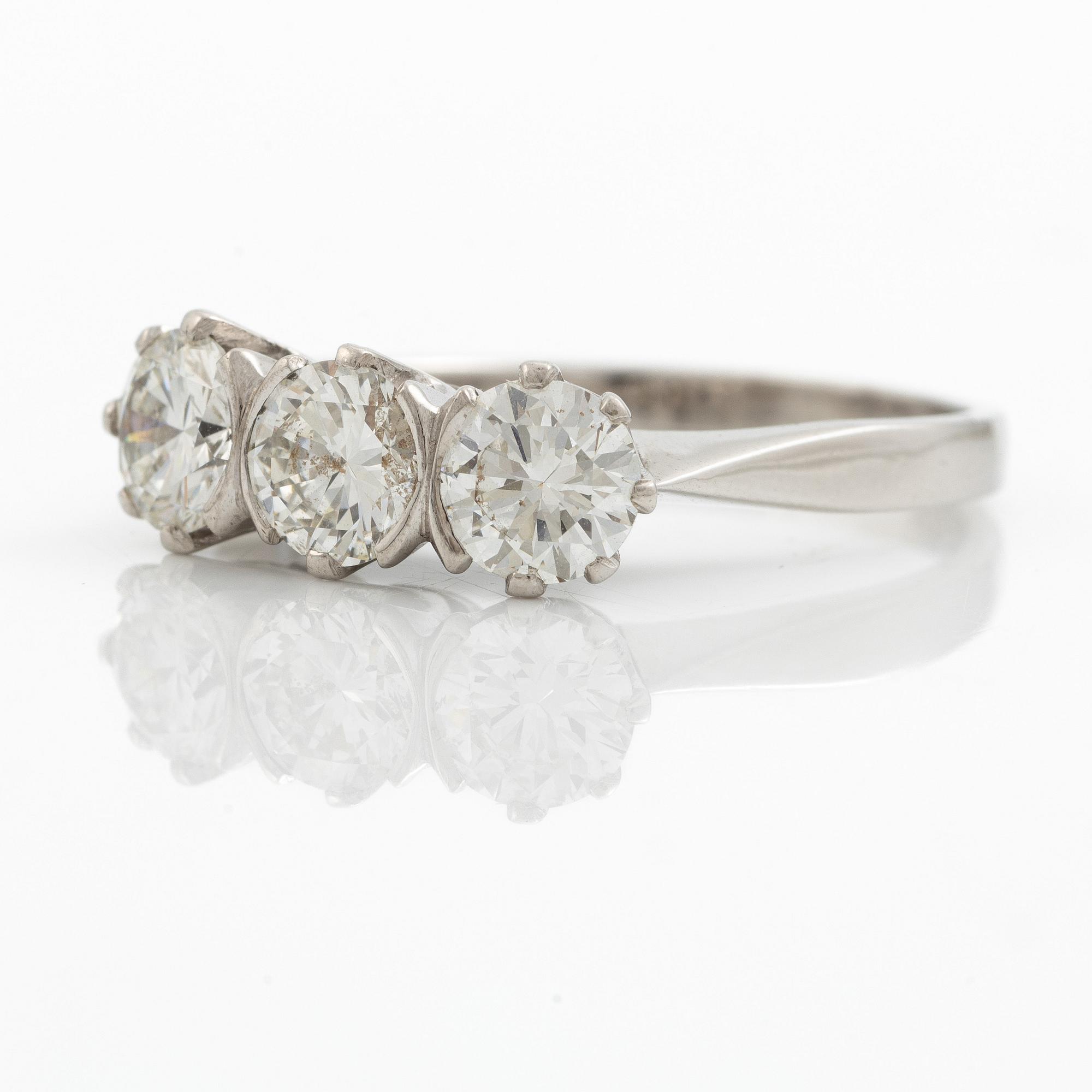 Ring, trestensring 18K vitguld med tre runda briljantslipade diamanter totalt 1.74 ct enligt gravyr.