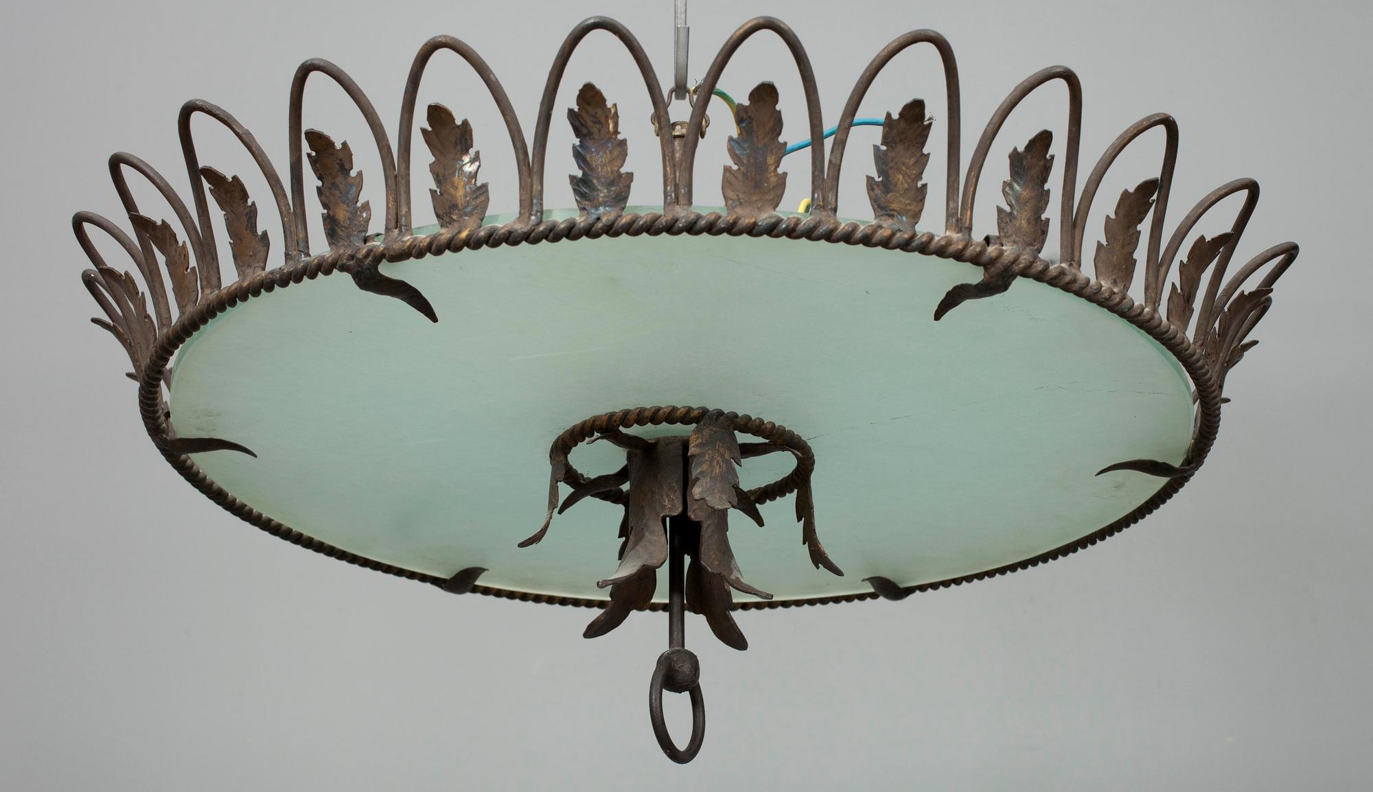 TAKPLAFOND, metall samt glas, möjligen Taidetakomo Hakkarainen, Finland 1930-tal. Diam. 60, h 37.