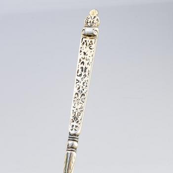 Sked, förgyllt silver, möjligen av Simon Lockert (Stockholm 1655-).