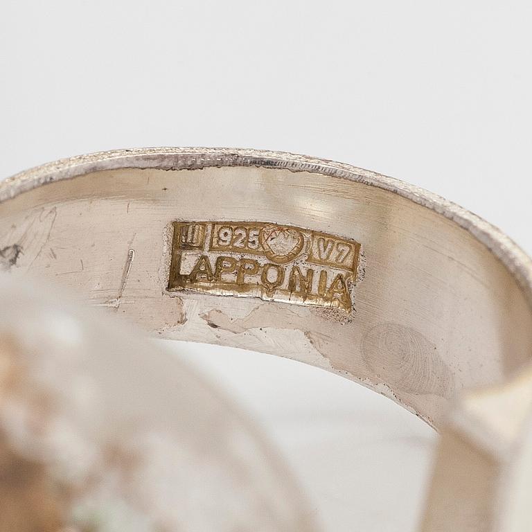 Björn Weckström, Ring, "Förstelnad sjö", akryl, silver, Lapponia 1974.