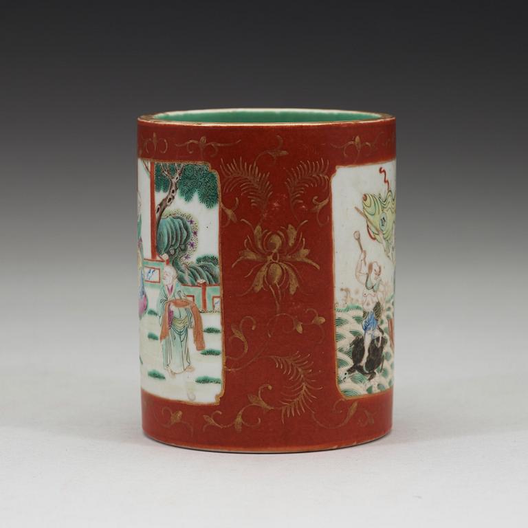 A famille rose brush pot, Qing dynasty, circa 1900.