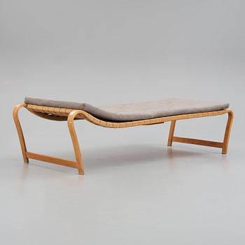 Bruno Mathsson, a Swedish Modern 'Paris' beech daybed, Firma Karl Mathsson Värnamo Sweden, 1940's.