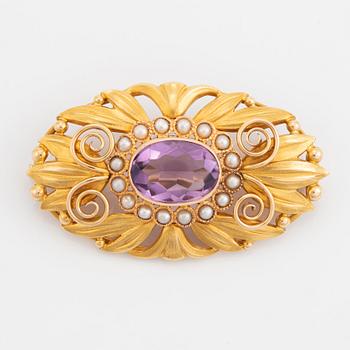 An 18K godl brooch set with an amethyst and pearls.