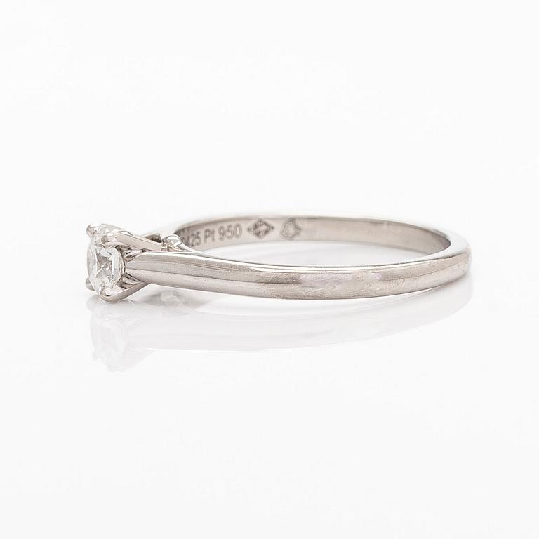 Cartier, sormus, platinaa ja briljanttihiottu timantti n. 0.25 ct. GIA-dossier ja sertifikaatilla.