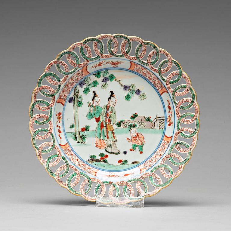 A pierced famille verte dish, Qing dynasty, Kangxi (1662-1722).