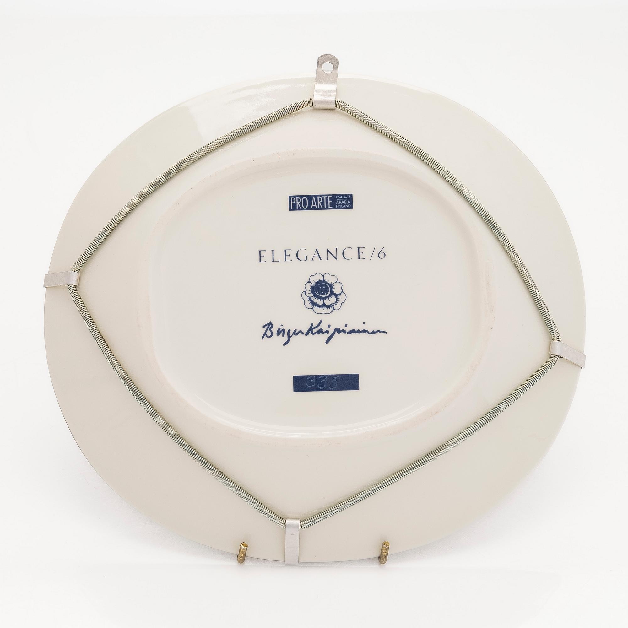 Birger Kaipiainen, A decorative porcelain dish, 'Elegance/6', numbered 335. Pro Arte, Arabia.
