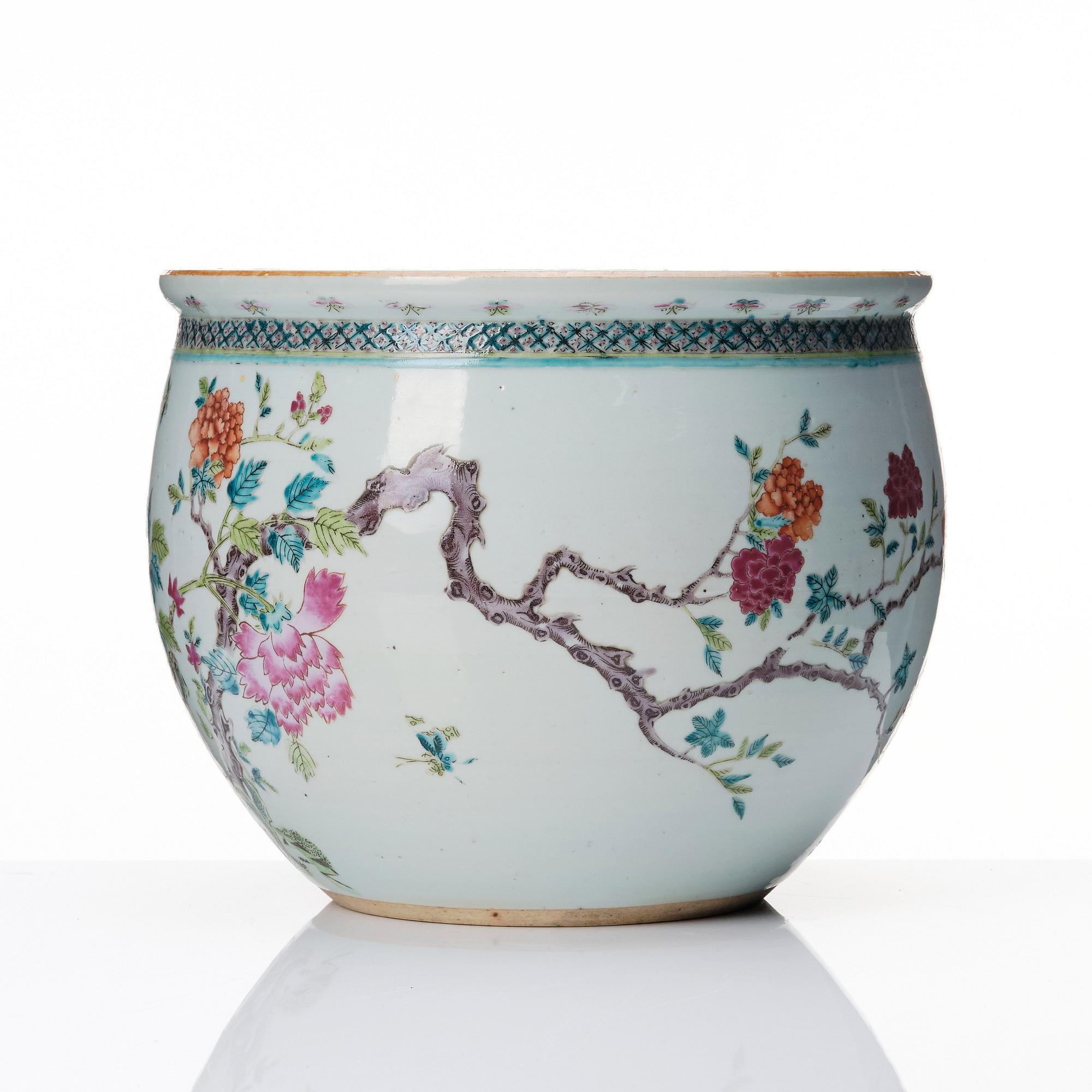 A famille rose flower pot, Qing dynasty, circa 1900.