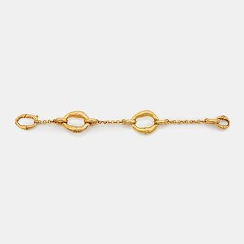 915. An 18K gold Gucci bracelet.