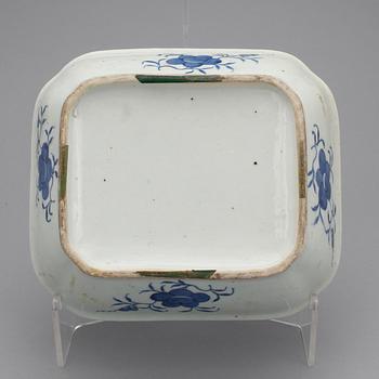 TERRIN MED LOCK, porslin. Qing dynastin, 1800-tal.